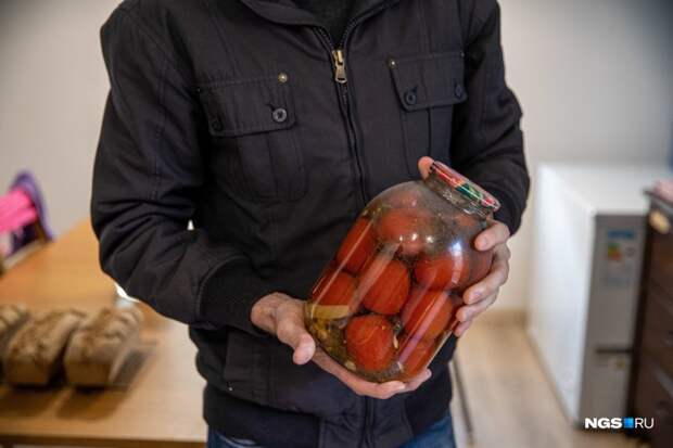 После урожайного лета австралийцы в Сибири впервые решили замариновать овощи. Говорят, первая партия огурцов не получилась — добавили слишком много уксуса