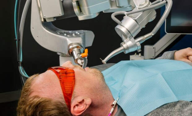 Робот-дантист поставил пломбу человеку