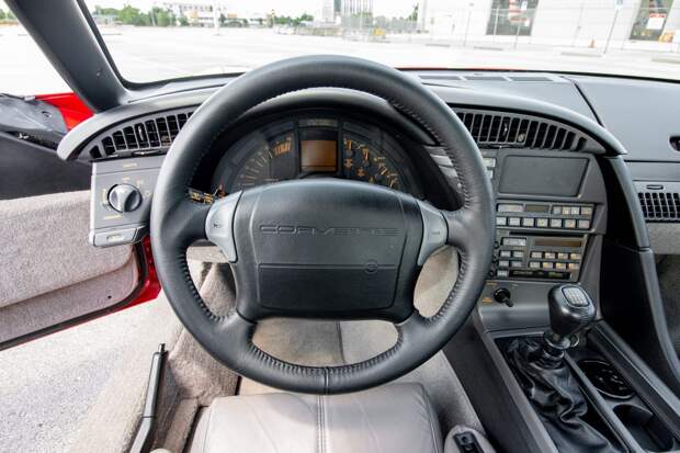 Chevrolet Corvette ZR-1 1990 года в идеальном состоянии