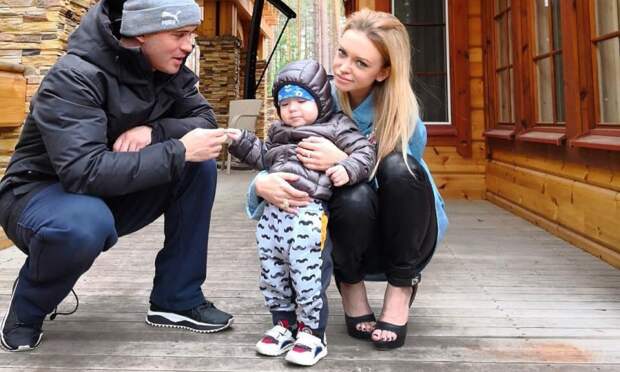 Александр Кержаков и Милана Тюльпанова с дочерью. Фото: соцсети Александр Кержаков и Милана Тюльпанова с дочерью. Фото: соцсети