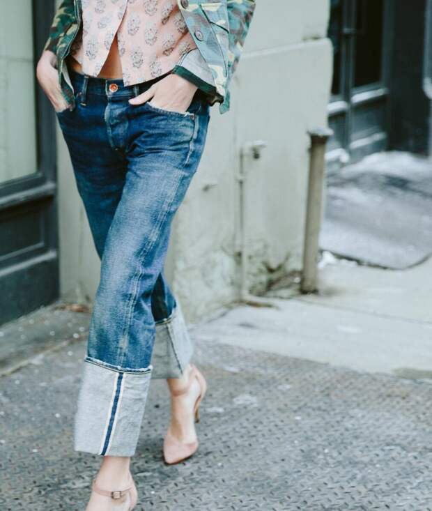Как выглядят джинсы с широкими отворотами? /Фото: i.pinimg.com