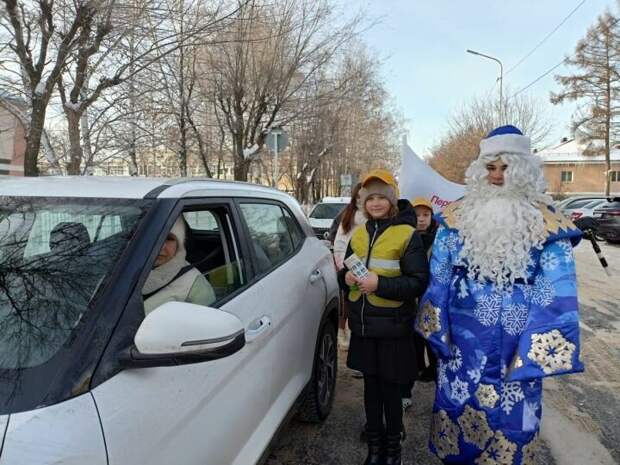 Зәйдә «Полицейский Кыш бабай» машина йөртүчеләргә юл хәрәкәте кагыйдәләрен искәртте