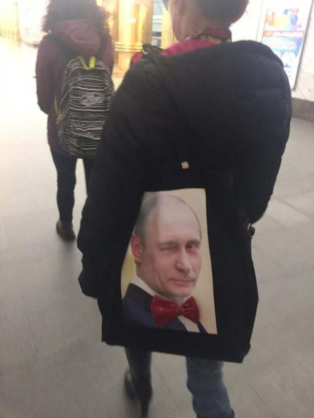 Модные питерские интеллигенты красуются перед публикой Модные питерские интеллигенты красуются перед публикой