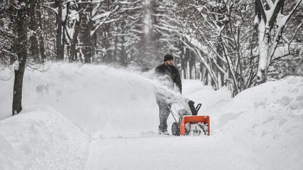 Высота сугробов превысила 80 сантиметров в Москве