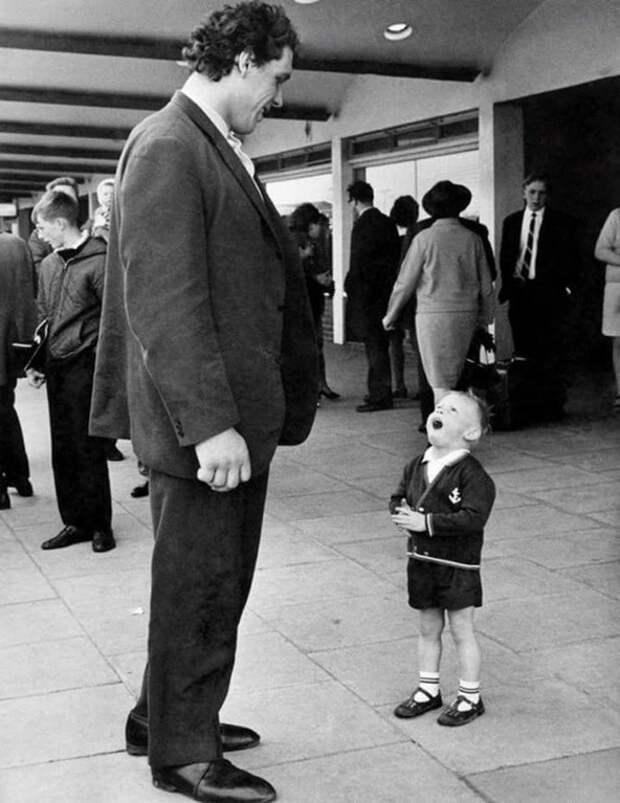 Мальчик встретил рестлера Андре Гиганта, 1970 год историческое фото, история