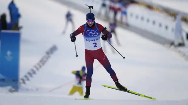 Норвежский биатлонист Бё одержал победу в масс-старте на ОИ в Пекине