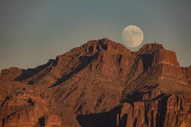 14 великолепных работ фотографа, который охотится за Луной
