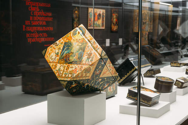 Экспозиция выставки «Лаки. Большая история в миниатюре»