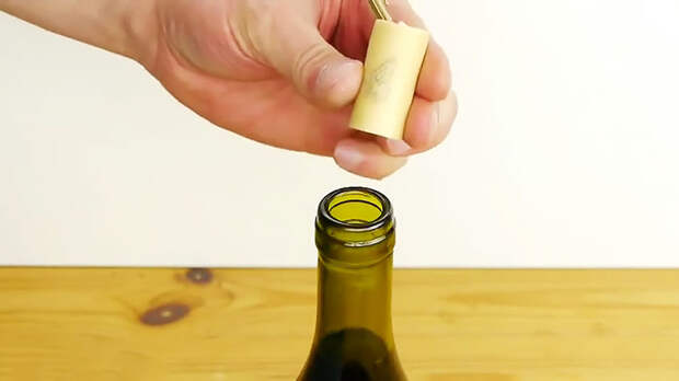 Еще один хитрый способ открыть бутылку без штопора