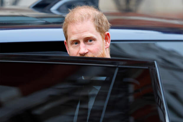 Одержимую принцем Гарри женщину заметили в нескольких метрах от него в суде