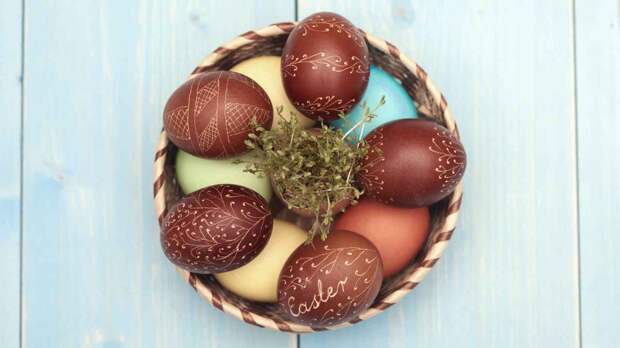 Как безопасно покрасить пасхальные яйца