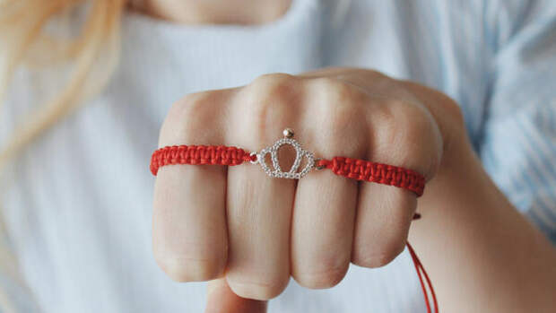 Красная нить на запястье: почему нельзя завязывать ее самому себе