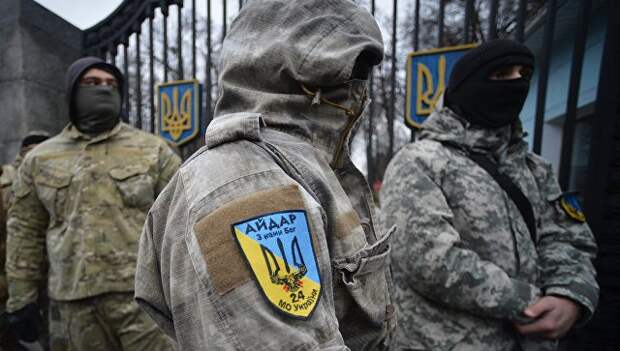 Бойцы батальона Айдар у здания Министерства обороны Украины в Киеве