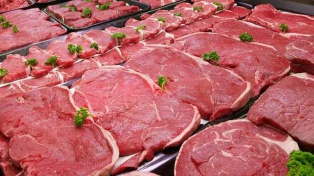 Мясо на прилавках рынка. \ Фото: gorad.by.
