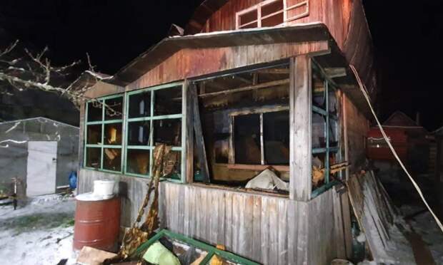 В Приморском районе при пожаре в дачном доме погиб 18-летний парень