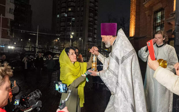 Благодатный огонь доставили в московские храмы