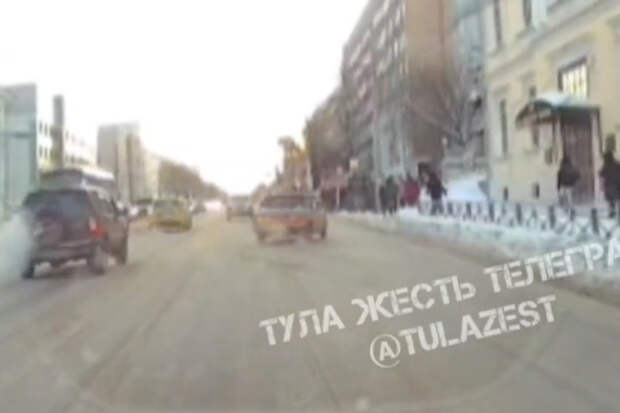 В Туле водитель "ВАЗа" начал дрифтить прямо у здания городского УМВД