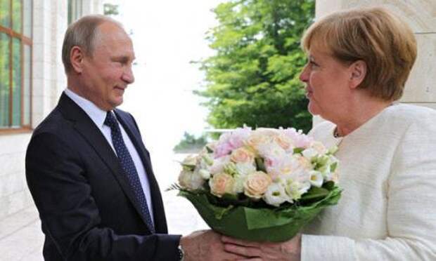 Bild назвала оскорблением подаренный Путиным Меркель букет цветов