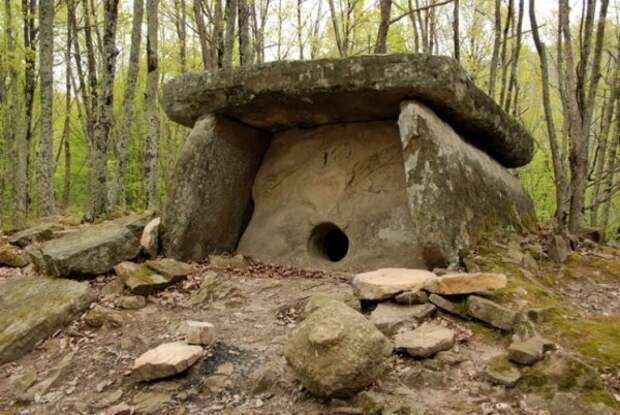 kamennie-dolmens2