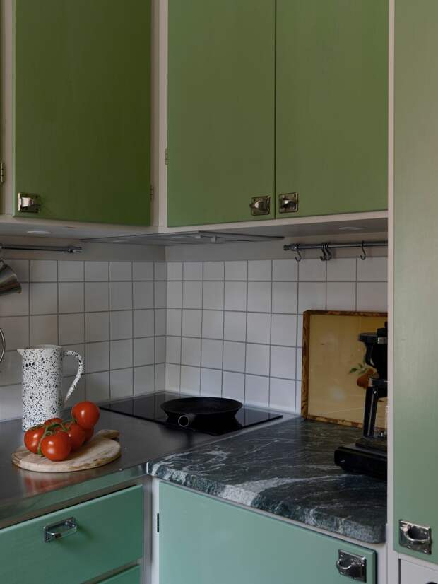 В кухне — ничего необычного. Скромный скандинавский быт одинокого человека. Двухконфорочная плитка, вытяжка, кофеварка, духовка и мини-холодильник (они располагаются в шкафу справа) — вот, пожалуй, и весь набор необходимой бытовой техники