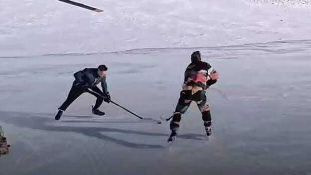 Пилота вертолета Robinson оштрафовали за посадку на лед возле Белухи "для игры в хоккей"