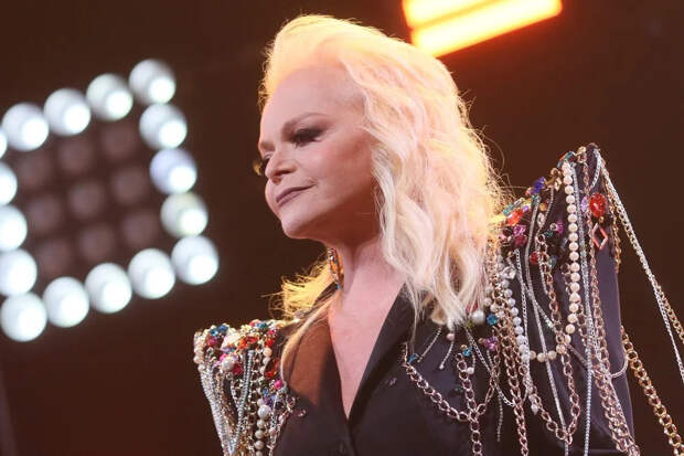 Едва Лариса Долина пошла в суд, зрители сами её наказали