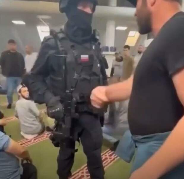 В сети появилось видео, где сотрудники ОМОН появились в мечети города Дзержинска с целью установления и поимки нелегальных мигрантов, находящихся в России.