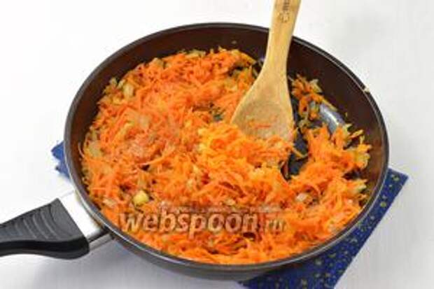 Очистите 2 моркови и 2 луковицы. Нарежьте лук кубиками, а морковь натрите на крупной тёрке.  Протушите морковь и лук 7-8 минут.
