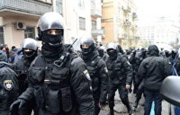 В балаклавах и с дубинками. В центре Киева задержали подозрительных молодчиков