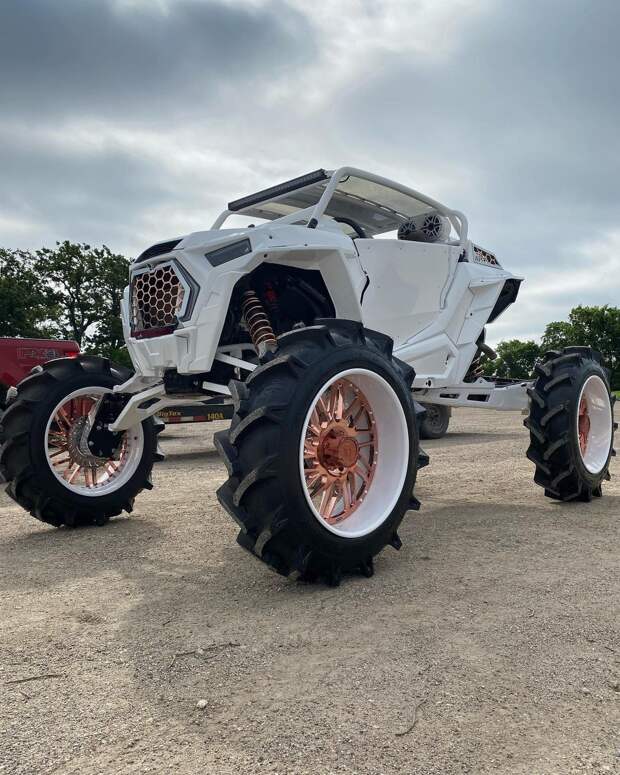 Спортивный мотовездеход Polaris на тракторных колесах