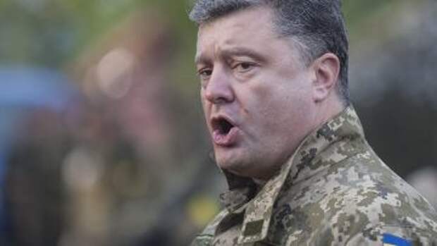 Петр Порошенко на военной базе в Харьковской области, архивное фото