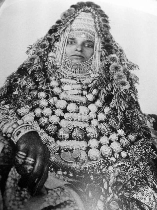 Йемен. Женщину укутывали в такое количество украшений, что иногда она не могла даже двигаться исторические фото, история, мода, прическа, свадьба, факты