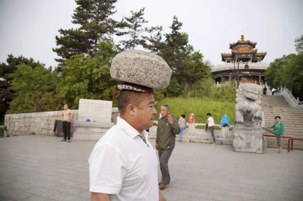 Ради похудения китаец гулял с 40-килограммовым камнем на голове камень, похудение