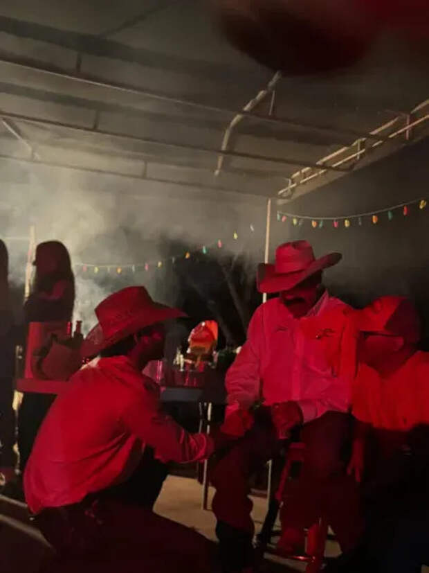 Адан Бануэлос (слева)