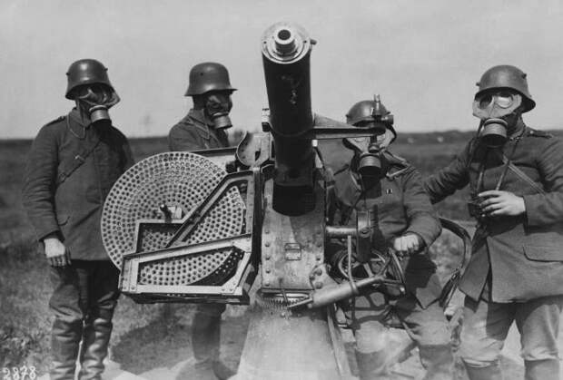 Немцы в противогазах, июль 1915 года| Фото: popmech.ru