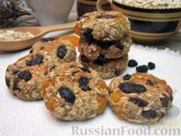Фото к рецепту: Овсяное печенье с изюмом и курагой (на сковороде)