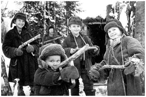 1944 г. Ленинградская обл. На улице освобожденной от немцев деревни. 1944 г. Ленинградская обл. На улице освобожденной от немцев деревни.