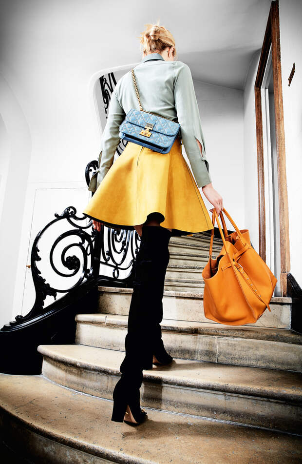 Шелковая блузка, Chloé; замшевая юбка, Longchamp; замшевые ботфорты, сумка из кожи и металла, все Dior; кожаная сумка, Céline