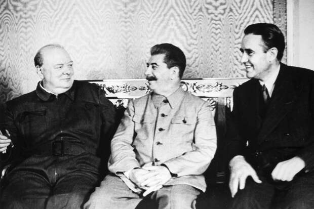 Премьер-министр Великобритании Уинстон Черчилль, руководитель СССР Иосиф Сталин и американский дипломат Аверелл Гарриман (слева направо) на встрече в Москве