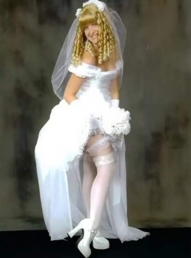 5. Когда-то давно она приняла комплимент «куколка» слишком близко к сердцу невесты, свадебное платье