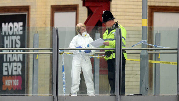 Криминалист и полицейский между станцией Виктория и Манчестер-Ареной после теракта в Манчестере