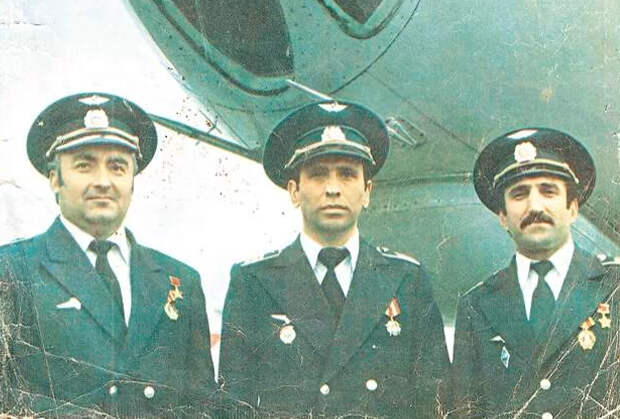 Слева направо: командир корабля Ахматгер Гардапхадзе, второй пилот Станислав Габараев и штурман Владимир Гасоян. Август 1984 года