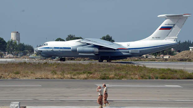 Самолет Ил-76 ВТА России на авиабазе Хмеймим (Сирия)