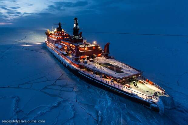 northpole01 Уникальные фотографии ледокола с воздуха на Полюсе в условиях полярной ночи