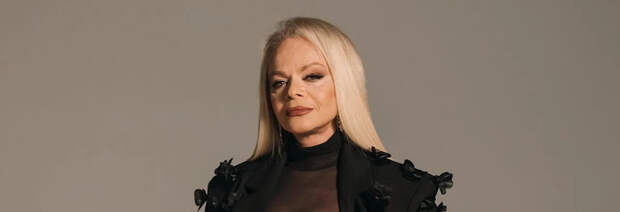 Без макияжа и в слезах: плачущая Долина попала в объектив журналистов