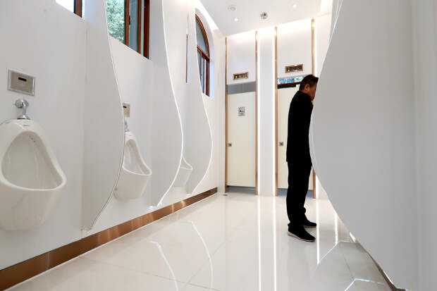 Поездка на важный экзамен закончилась для студента стиркой белья в общественном туалете