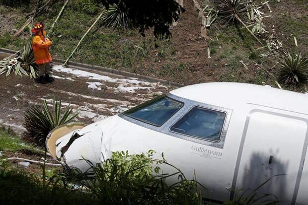 В аэропорту Гондураса самолет с пассажирами развалился на две части: видео Gulfstream G200, Honduras, La aeronave, ynews, гондурас, самолет, трагедия
