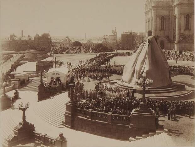 1912. Открытие памятника императору Александру III в Москве.jpg