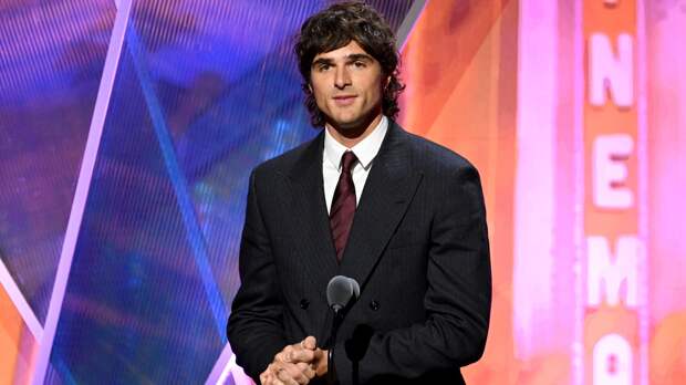 Папарацци застали Джейкоба Элорди с девушкой, с которой он расстался: фото