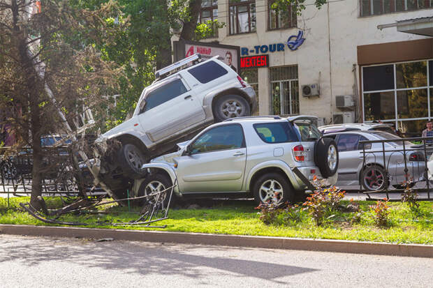 Фотосессия к ДТП в Алматы "Довыделывались" авария, авто, дтп, прикол
